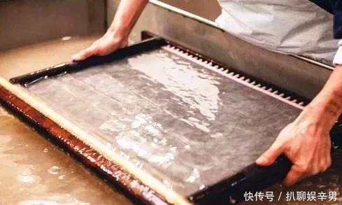  公元前|古墓出土公元前2世纪的纸，绘有“中国地图”，改写了造纸术