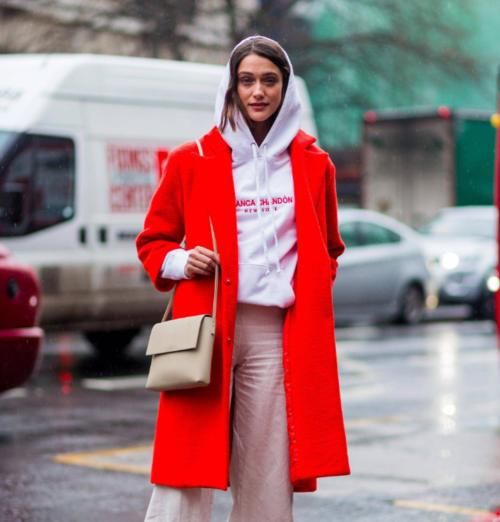  高级|穿大衣和羽绒服只知道选黑色？2020流行色来了，好看又高级