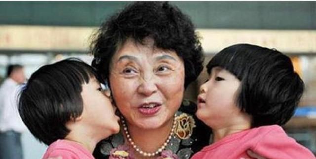 抚养|60岁高龄生下双胞胎,表示生活富裕不成问题,9年后被现实打败