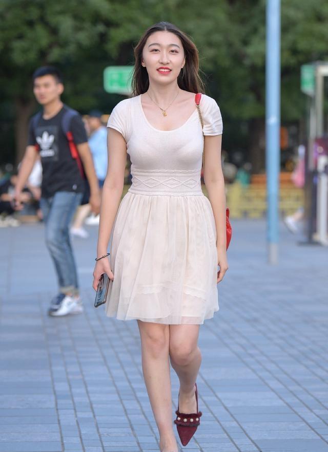 纱质 连衣裙让你美爆街头, 穿出女性独有风格, 展现潮感十足
