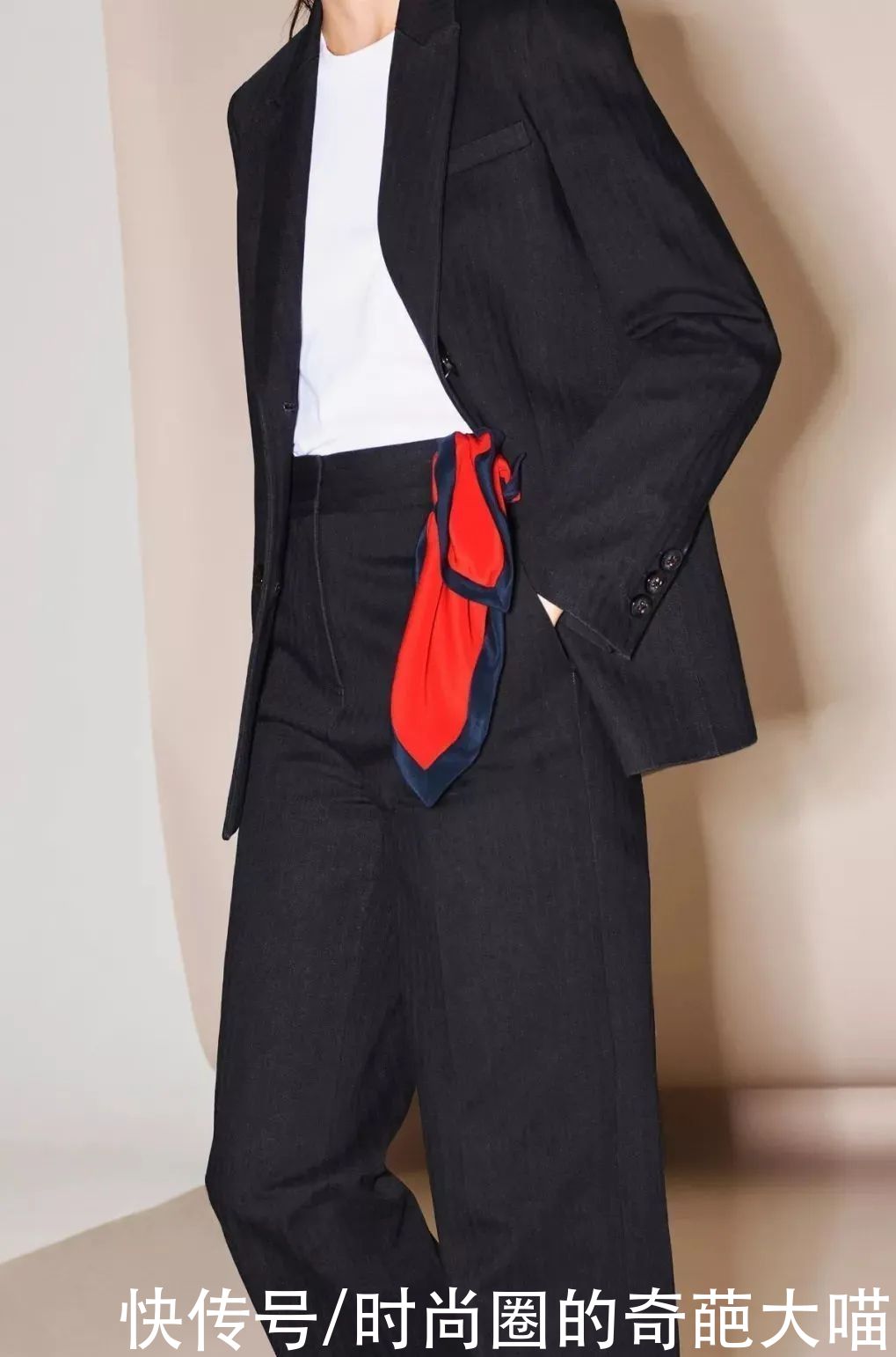 奥黛丽赫本|丝巾你还围出大妈味道？学会这小巧思，胜过你买一百件土气新衣