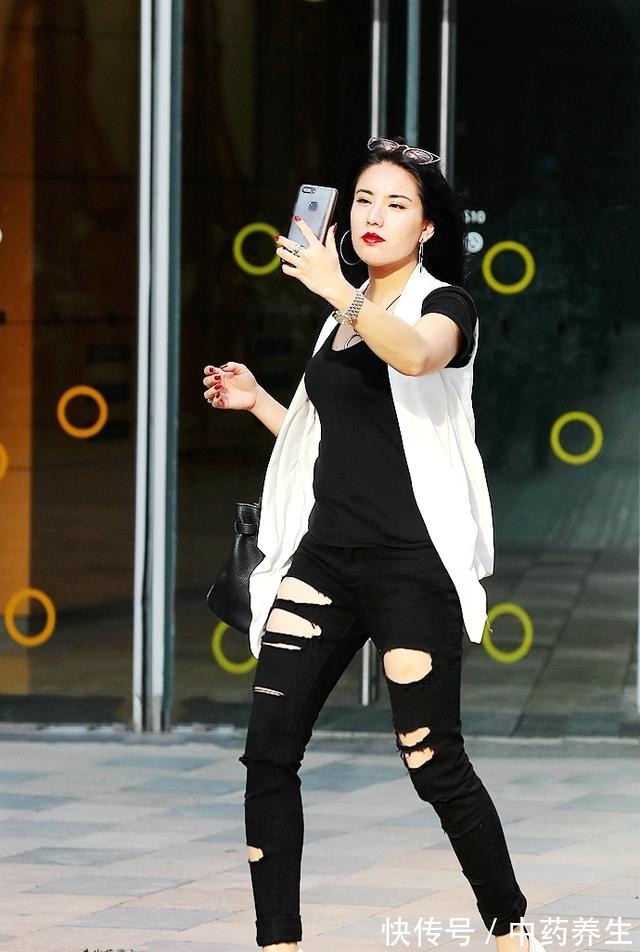 凉鞋 该穿凉鞋了,鱼嘴口凉鞋很有女人味,看看美女对鱼嘴口凉鞋的搭配!