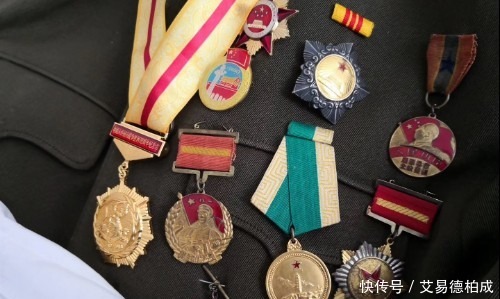 人堆|抗日老兵被日本人捅一刀，在死人堆里躲过一难，如今活到100岁