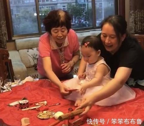 小宝宝|“抓周”仪式上,宝宝抓到的东西令奶奶瞬间黑脸,妈妈没眼看