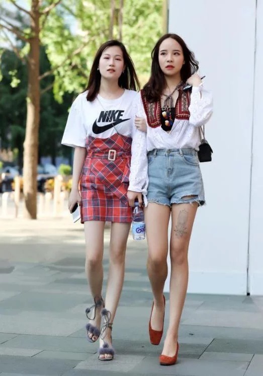 街拍:穿白色紧身上衣,搭配黑色短裙,秀出了美女好的身材