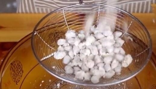 花生里加1个鸡蛋，原来这么好吃，我家常做来吃，放一个月都不坏