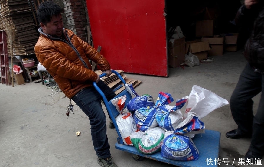 银行|整整30万硬币,银光闪闪的堆了一个院子,愁坏了数钱的大爷