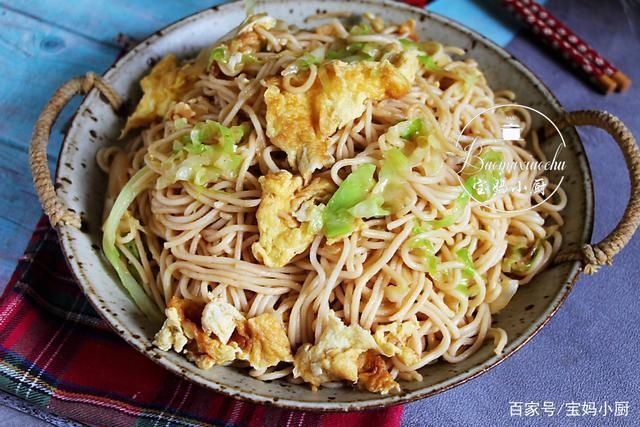 营养|天热，试试面条这吃法，蛋菜营养一锅省事，网友三十年没吃够