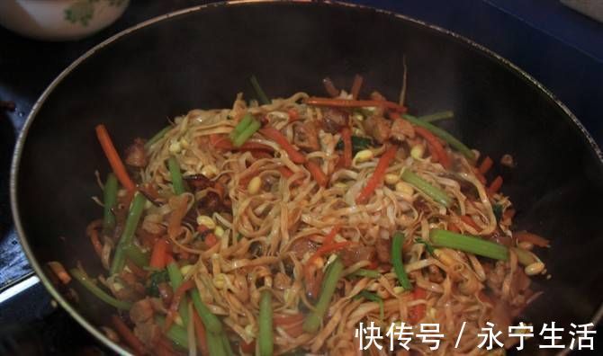 面条不用煮、不用炒,大厨教你,比煮的好吃,比炒的省时还简单