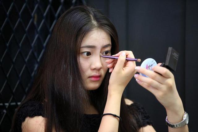 女大学生 女大学生化妆前后对比,堪比“变脸”现场,男生:心态崩了