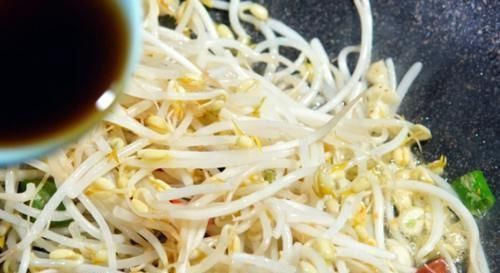 醋溜绿豆芽|它2块钱一斤,刮油比“泻药”好,瘦出小细腰,补水润肤,多吃不会胖