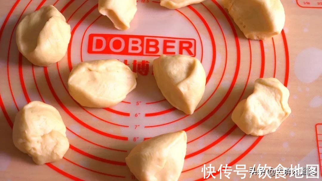 如棉花般柔软，软到让人不知所措的糖心小面包，撕开之后馋哭