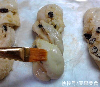 #健康甜蜜烘焙料理# 椰蓉提子面包