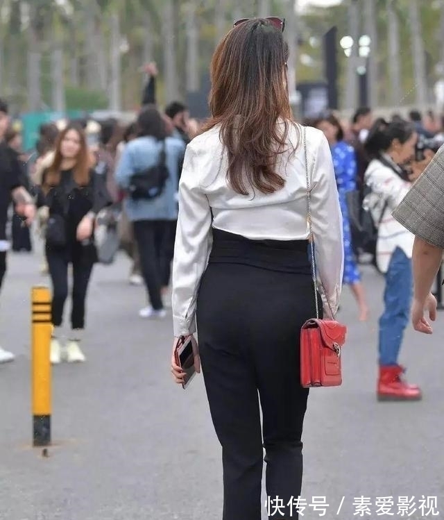 搭配 打底裤的穿着展现女性曼妙气质显得格外有气质,洋气精致