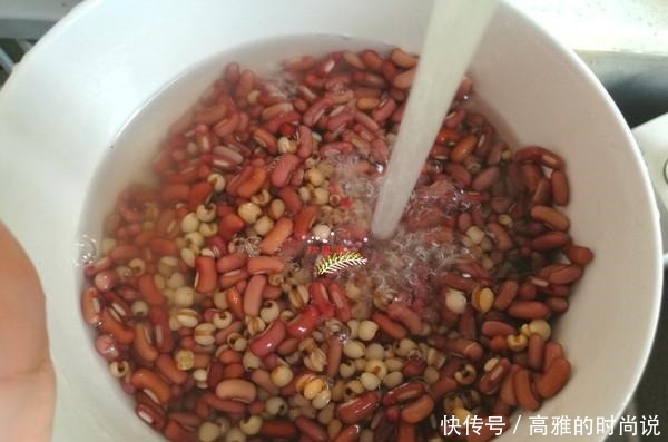 红豆和“它”一起煮，皱纹消失了，嘴巴不臭了，头发也慢慢变乌黑