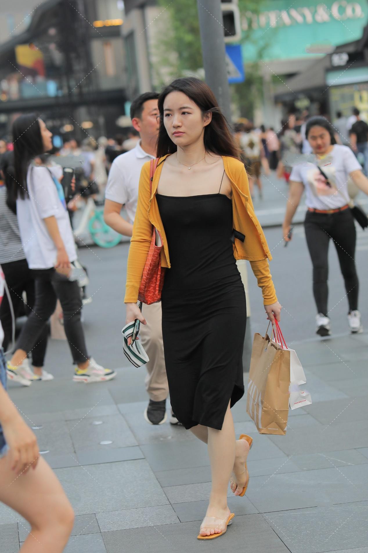 充满|黑色裙子, 搭配小款姜黄色针织外套, 简约大方充满气质