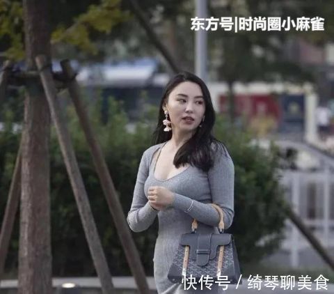 韩流范 街拍穿搭打底裤的美女，贴合曲线，呈现出时尚魅力