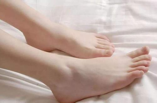 糖尿病人,在脚上或许有以下4个表现,希望你一个也不占
