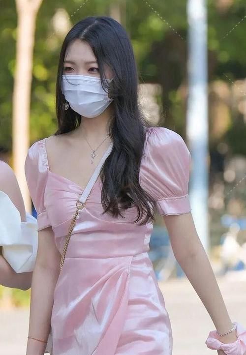 小姐姐的穿搭超有品，发型造型也从不输阵，卷发有风情直发也迷人