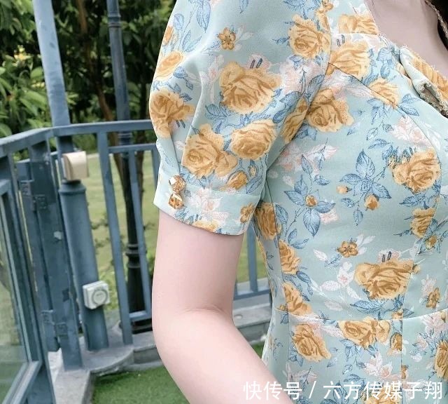 这身印花裙真有特色,V领处打个蝴蝶结,女人的贵气立马浮现