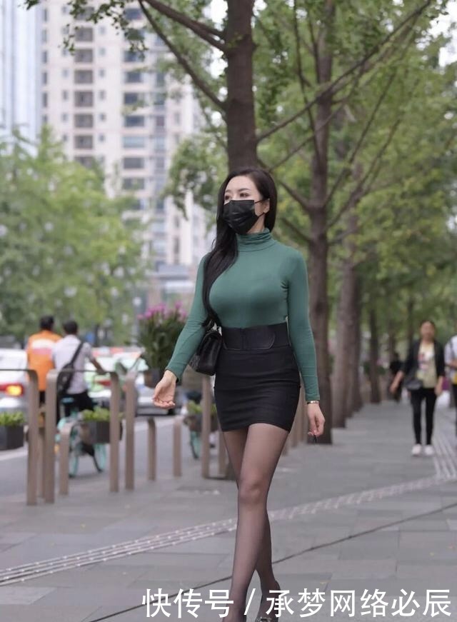 上头|“塞衣角”穿法席卷而来,囊括了时髦修身,难怪中年女士上头了!