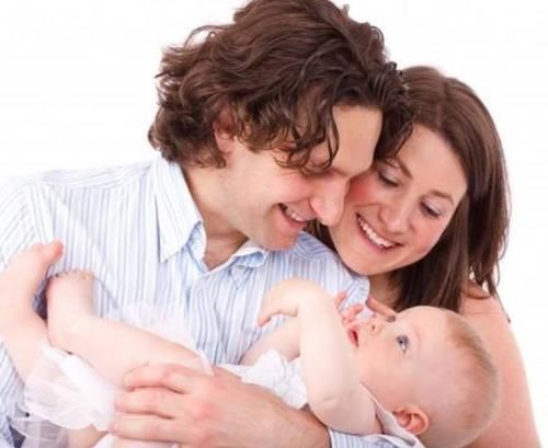 宝宝|“粘人宝宝”火了，一出生就向妈妈索要“抱抱”，医生拦都拦不住