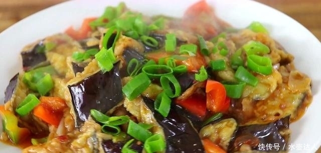 茄子真好吃。加入2个鸡蛋,用筷子搅拌。它在餐桌上最受欢迎