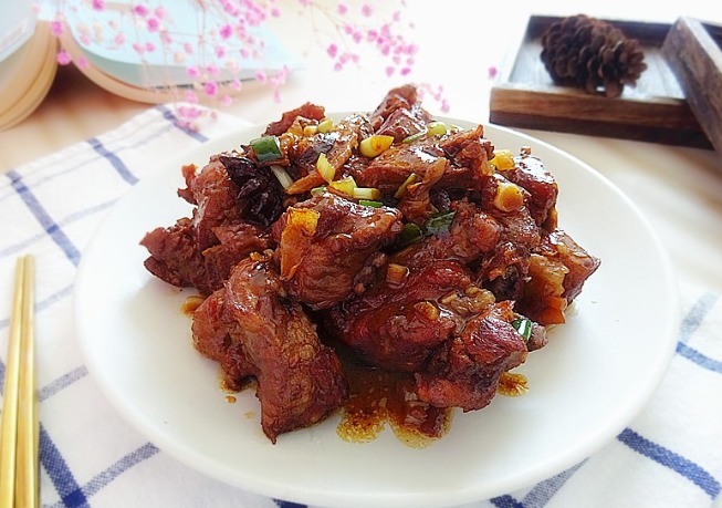 这个方法焖排骨,百吃不厌,不加一滴水,鲜香软烂又入味,特香