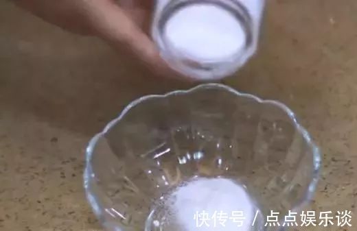 洗衣服时别只放洗衣液，多放一碗它，不用搓洗，衣服干净如新！