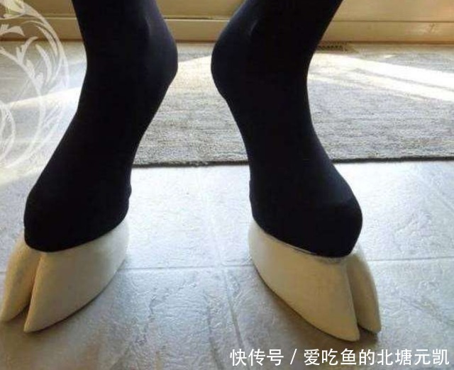 马蹄鞋|越来越看不懂时尚了,国外女性流行马蹄鞋,走起路来好尴尬