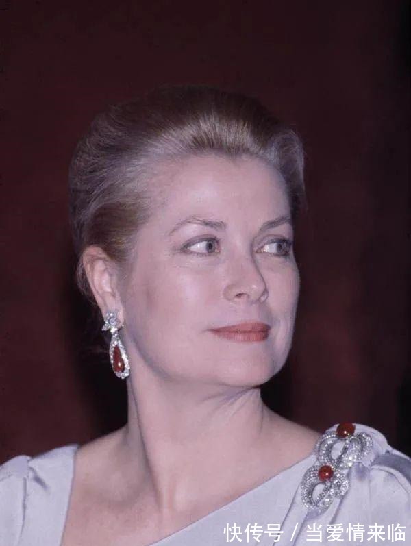 耳环 新年就是要红!王室红宝石珠宝看起来!