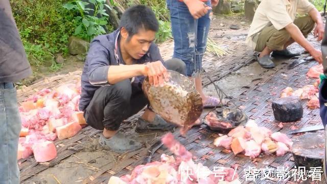 尼泊尔|尼泊尔山区村民杀猪,请全村人过来吃杀猪菜,贫困母亲也过来买肉