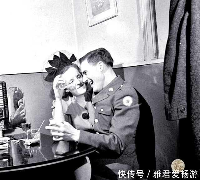 出征|老照片:二战时期美军将士出征场面,亲属咬唇含泪依依不舍