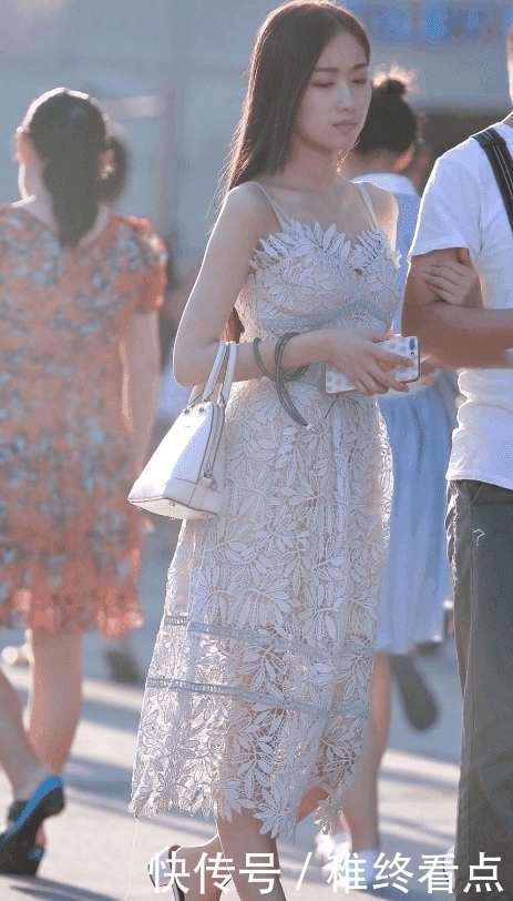 街拍: 夕阳下的小姐姐, 在人群中很耀眼!真美