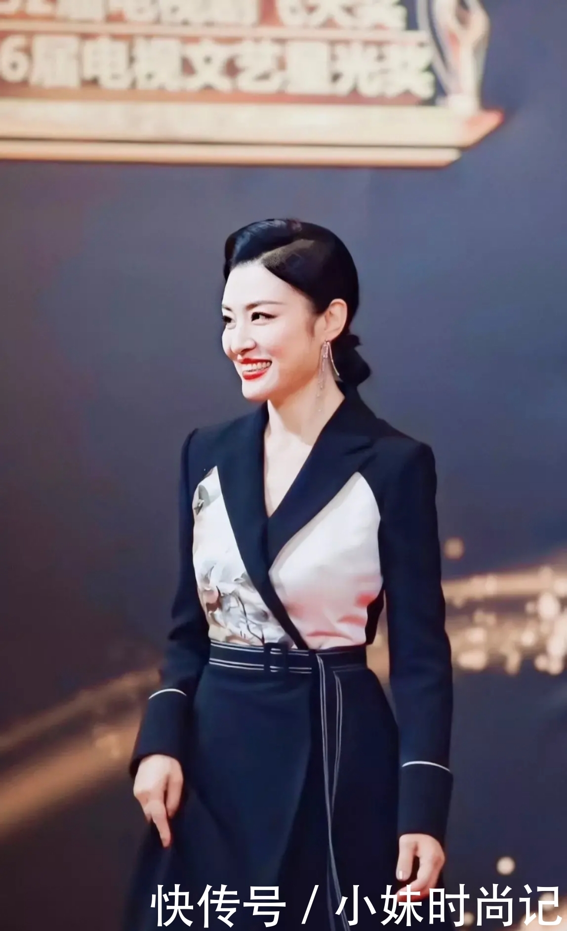 周涛不愧是主持一姐 穿黑色中国风服装好柔美 猛一看以为25岁