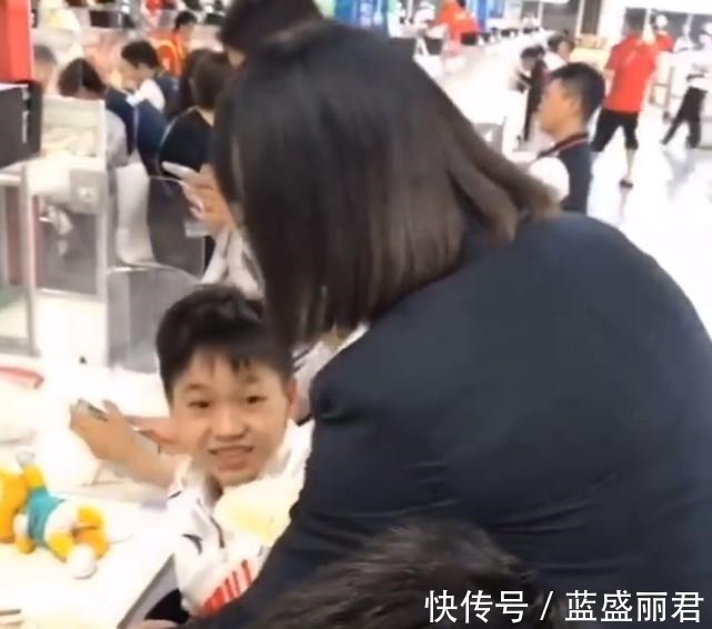全运会|全红婵获赠蛋糕乐开花!红姐连声说谢谢,队医随后举动令红姐生气!