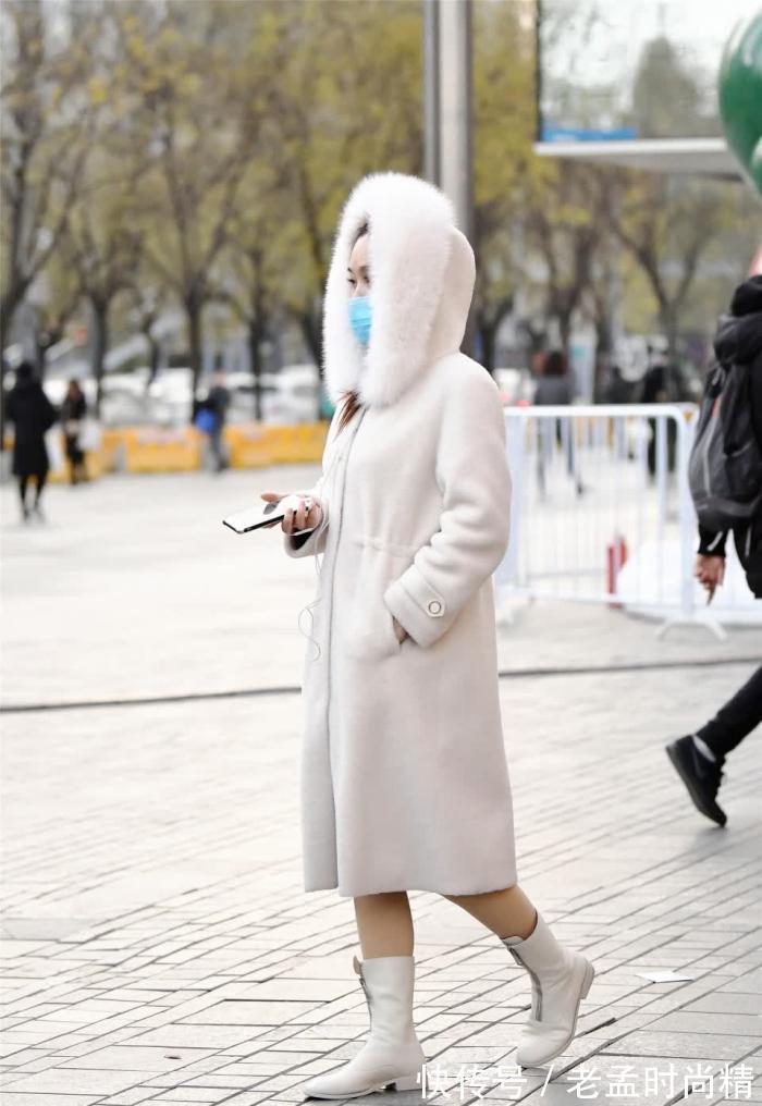 风衣|街拍:美女选择西装搭配九分铅笔裤,风衣披在身上,女强人的风格