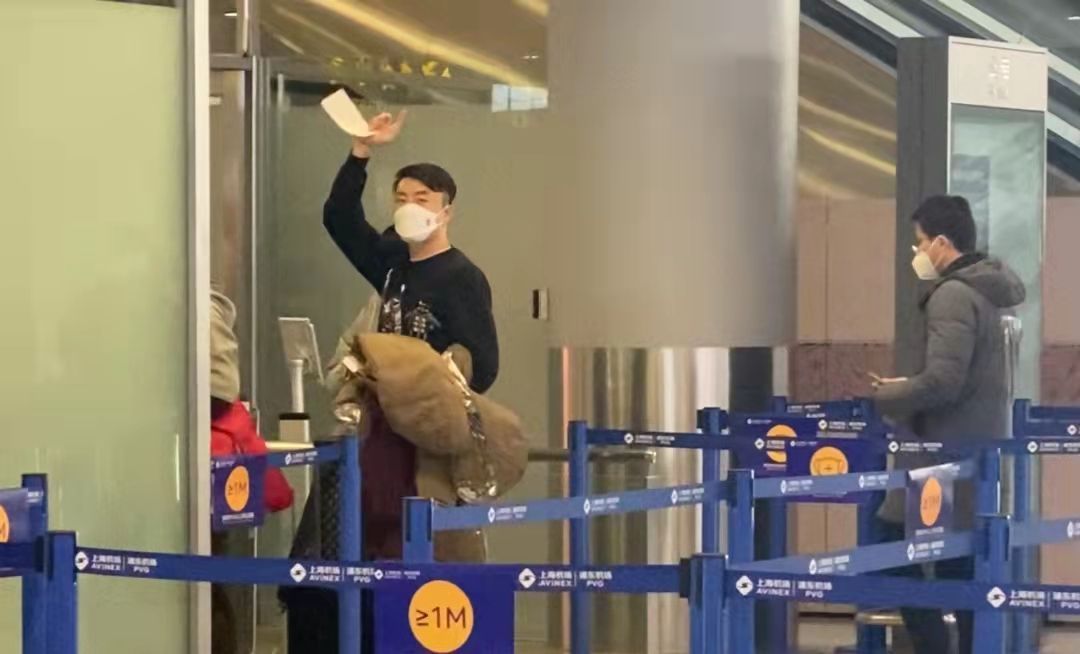 北京国安|“小伙子,你帮我把行李搁上去!”中国国脚出国,机场遇东北大妈