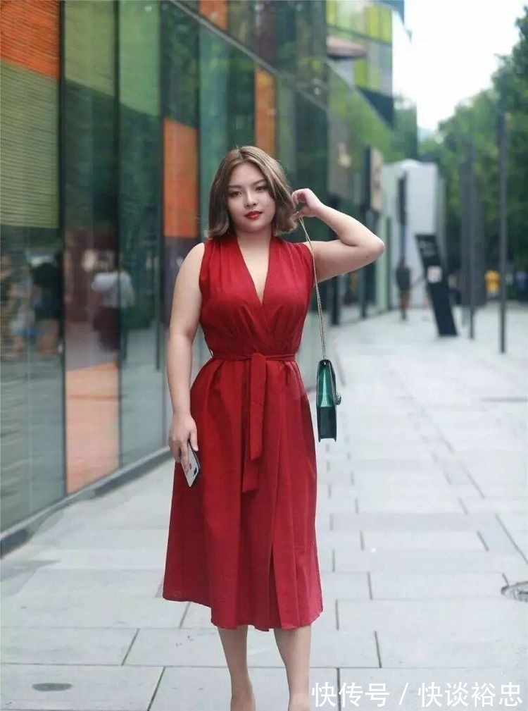 长裙 邻家女孩婴儿肥身材,穿搭前卫牛仔裤,时尚大气又清新