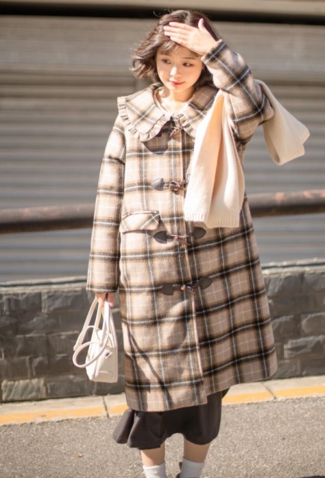 牛角扣大衣 小个子女生的冬季穿搭指南,身穿“牛角扣大衣”简约洋气,超好看