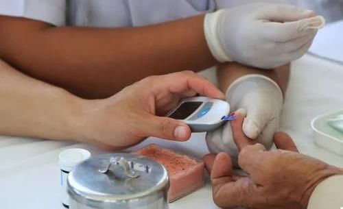 血糖升高|糖尿病，每天吃点这东西，血糖不知不觉就降5-8个点，快试试吧！