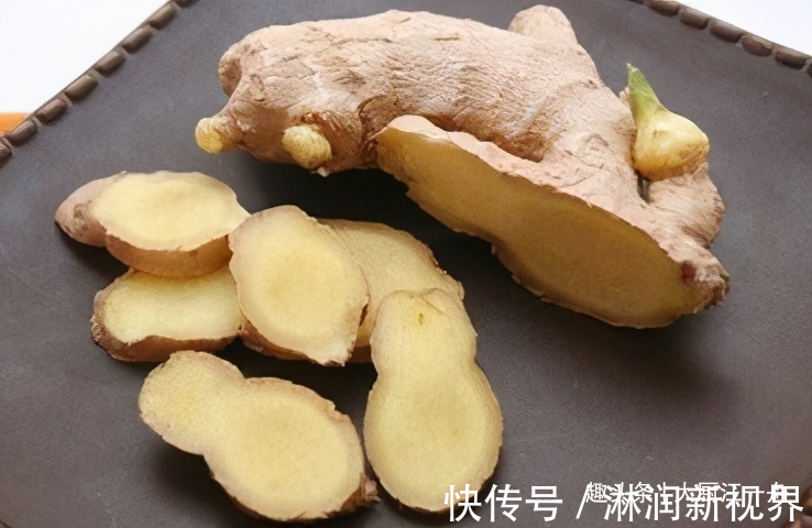 把一个牙膏挤在生姜上，真是太实用了，许多人不知道，看完试试吧