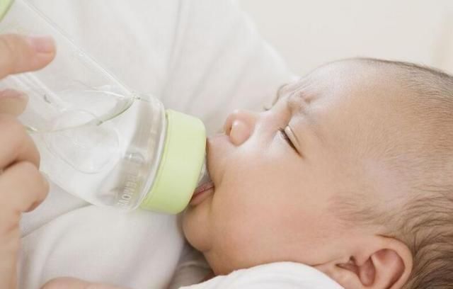 蹬腿|为何孩子睡觉时总爱蹬腿伴随这种情况,往往暗示你家娃正在猛长