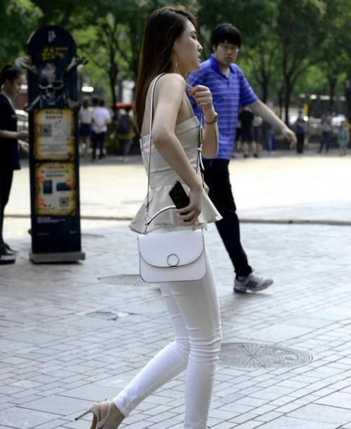街拍明眸善睐的小姐姐,一件白色上衣配蓝色休闲裤,时尚气质范