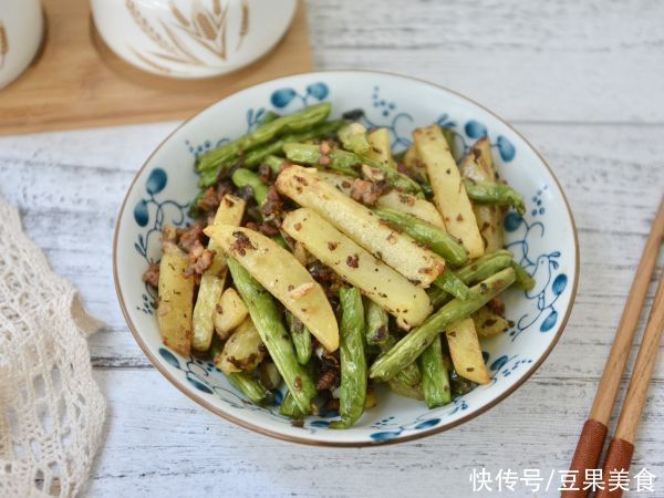 学会这样做干煸土豆豆角秒变大厨