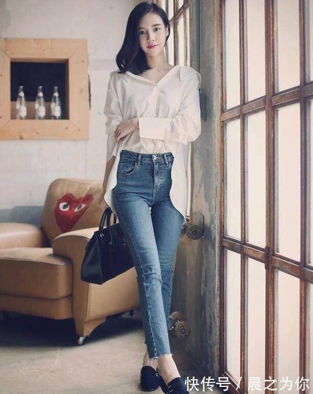优雅 微甜迷人的牛仔裤,展现出美女修长的美腿,轻松打造出优雅身姿!