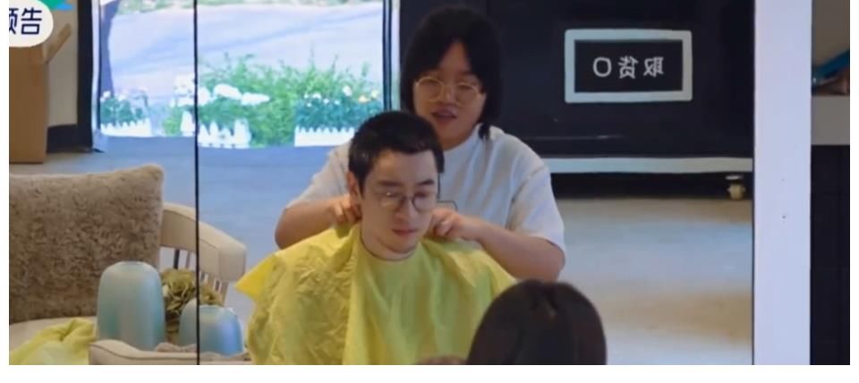 学士|周也穿学士服过生日，张翰孟子义抢风头，翰总喜欢的眼神藏不住了
