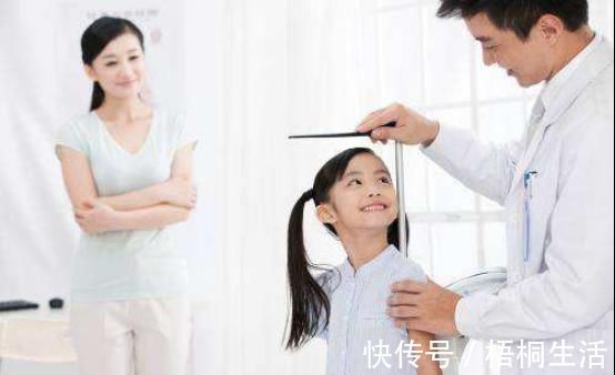 夫妻俩|孩子身高发育“停滞”,奶奶照顾后“疯长”,这件事没必要逼孩子