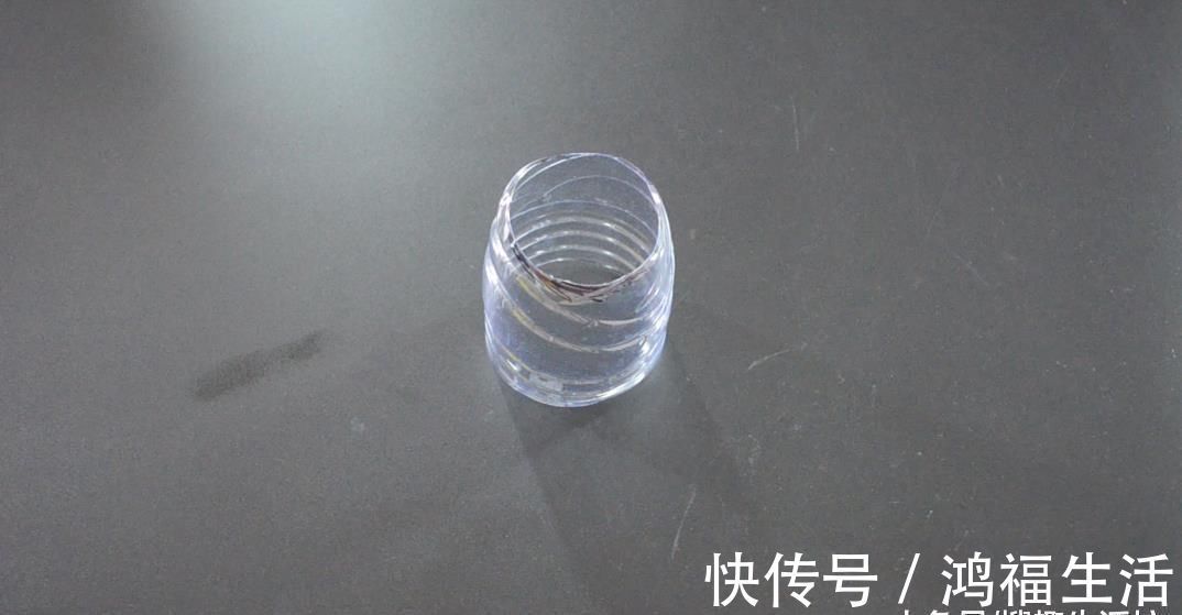 烦恼|擀面杖上套一个塑料瓶, 放在厨房太实用了, 解决了很多人的烦恼