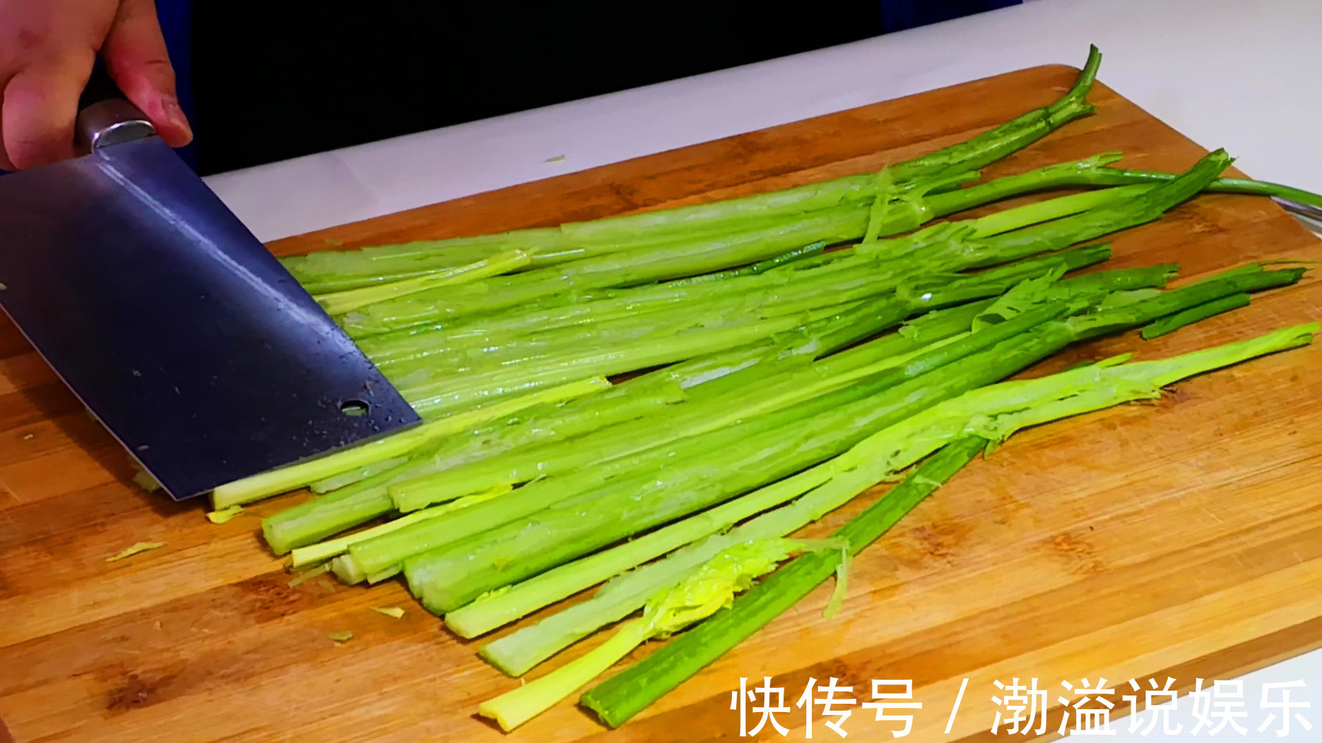 芹菜饺子好吃的调馅方法，鲜美多汁不油腻，越吃越香，上桌一扫光